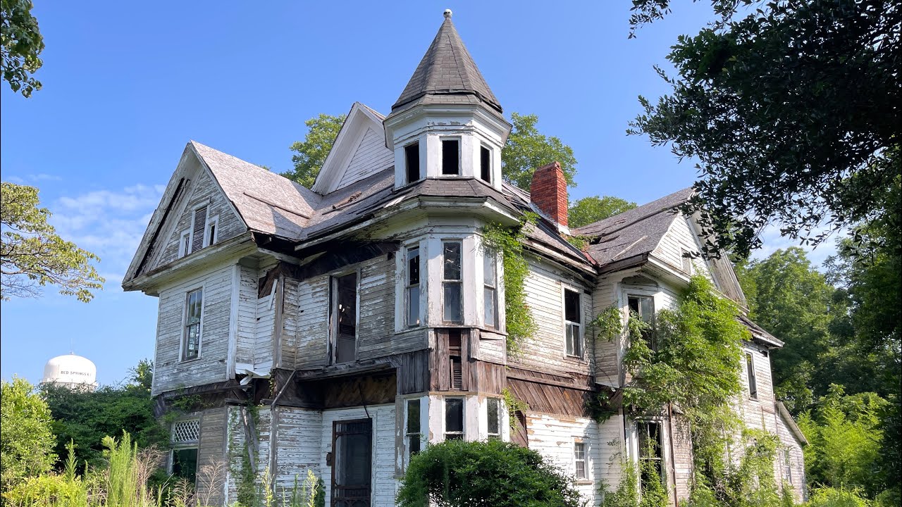 Step Inside This Amazing Abandoned Queen Anne Mansion in North Carolina