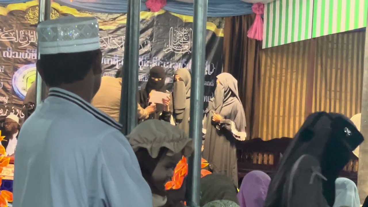 Thai Muslim larkiya Urdu me naat phar rahi hain. 