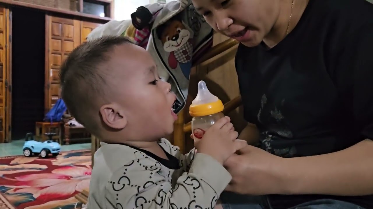 Bài ăn vạ khi thèm uống sữa