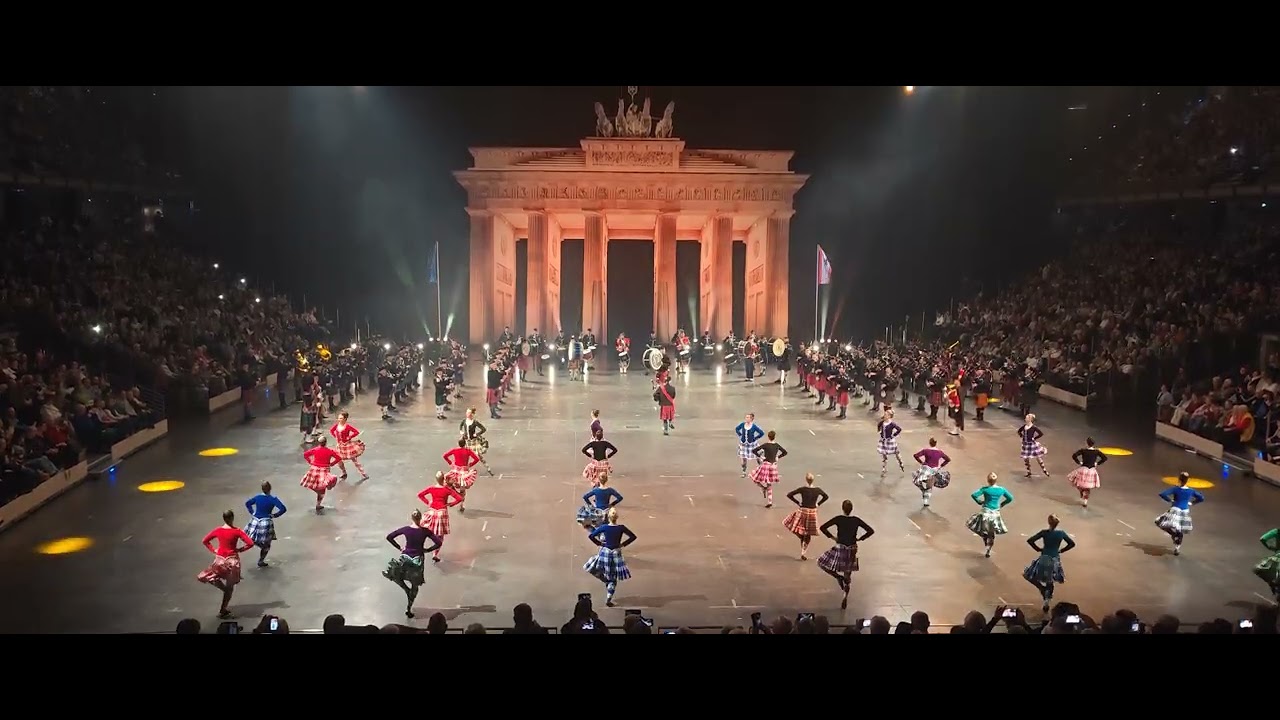 Berlin Military Tattoo 2025 in der Max-Schmeling-Halle und der Berlin Police Pipe Band. 