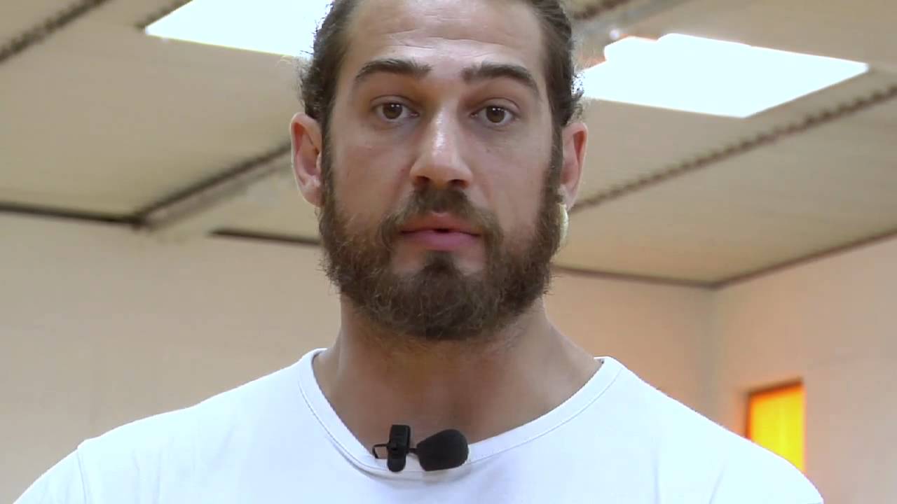 Roberto Bruzzone, Il Camminatore Con La Gamba In Spalla