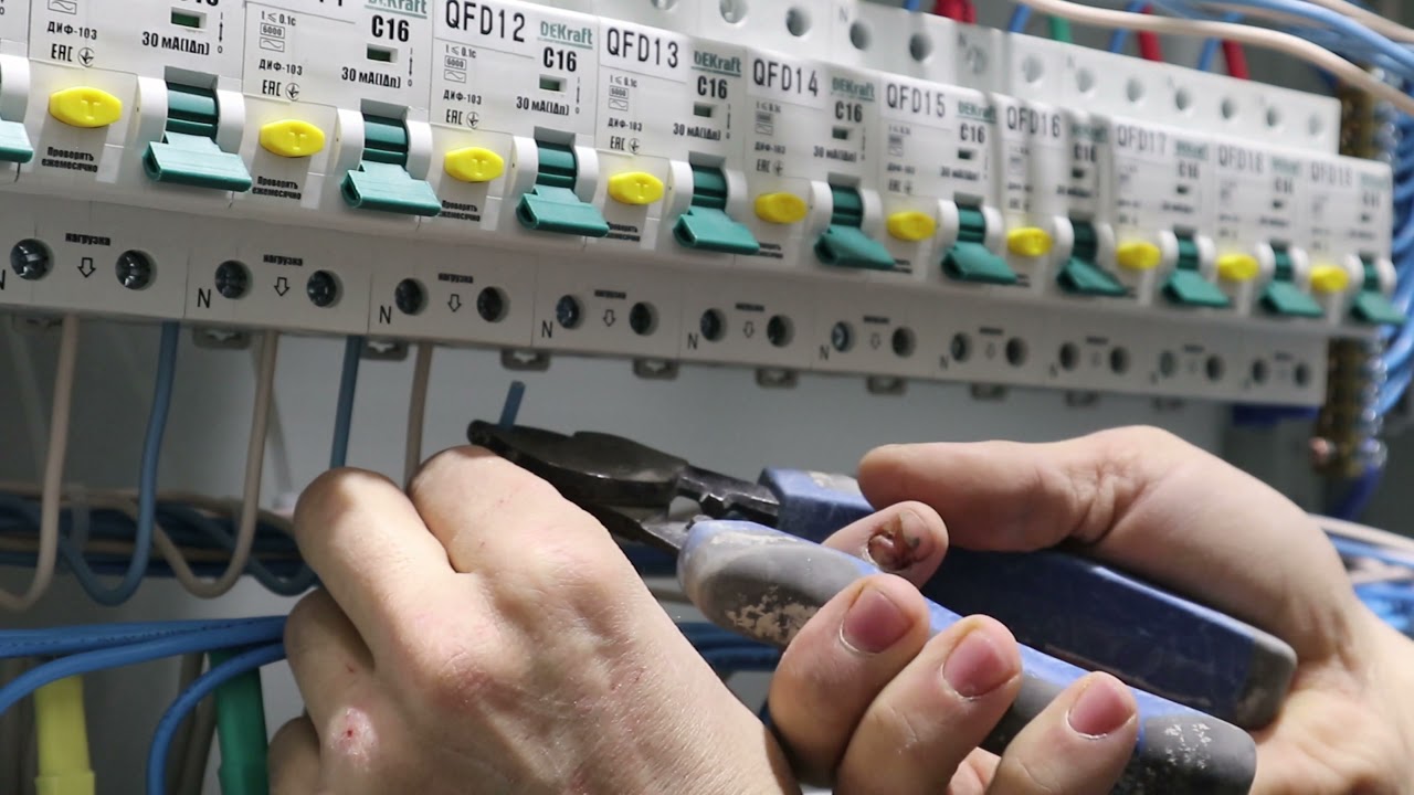 сборка ВРУ. ВРУ o'rnatish va poldan kelayotgan kabellarni bog'lash