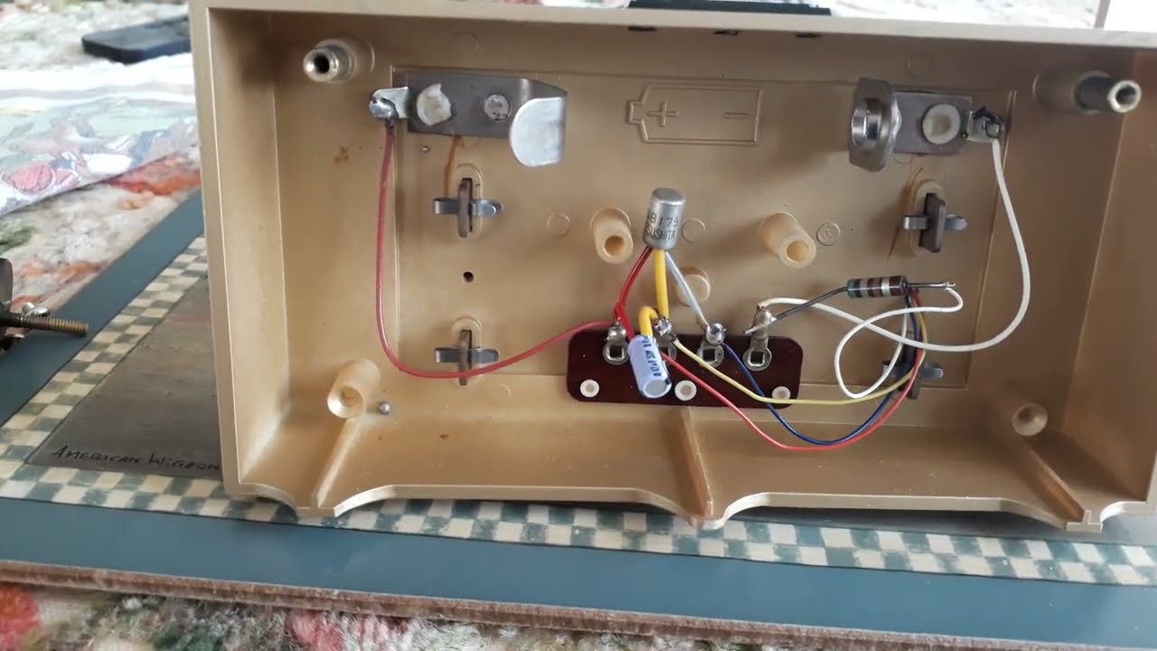 A transistor for timekeeping: Inside an early Panasonic clock