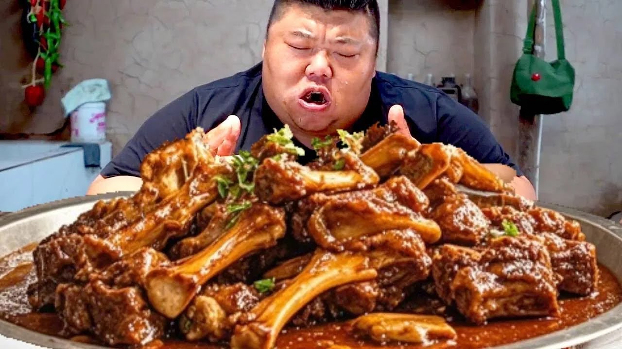 Monkey Brother made braised spareribs, chewing the bones and drinking wine, it was so cool!