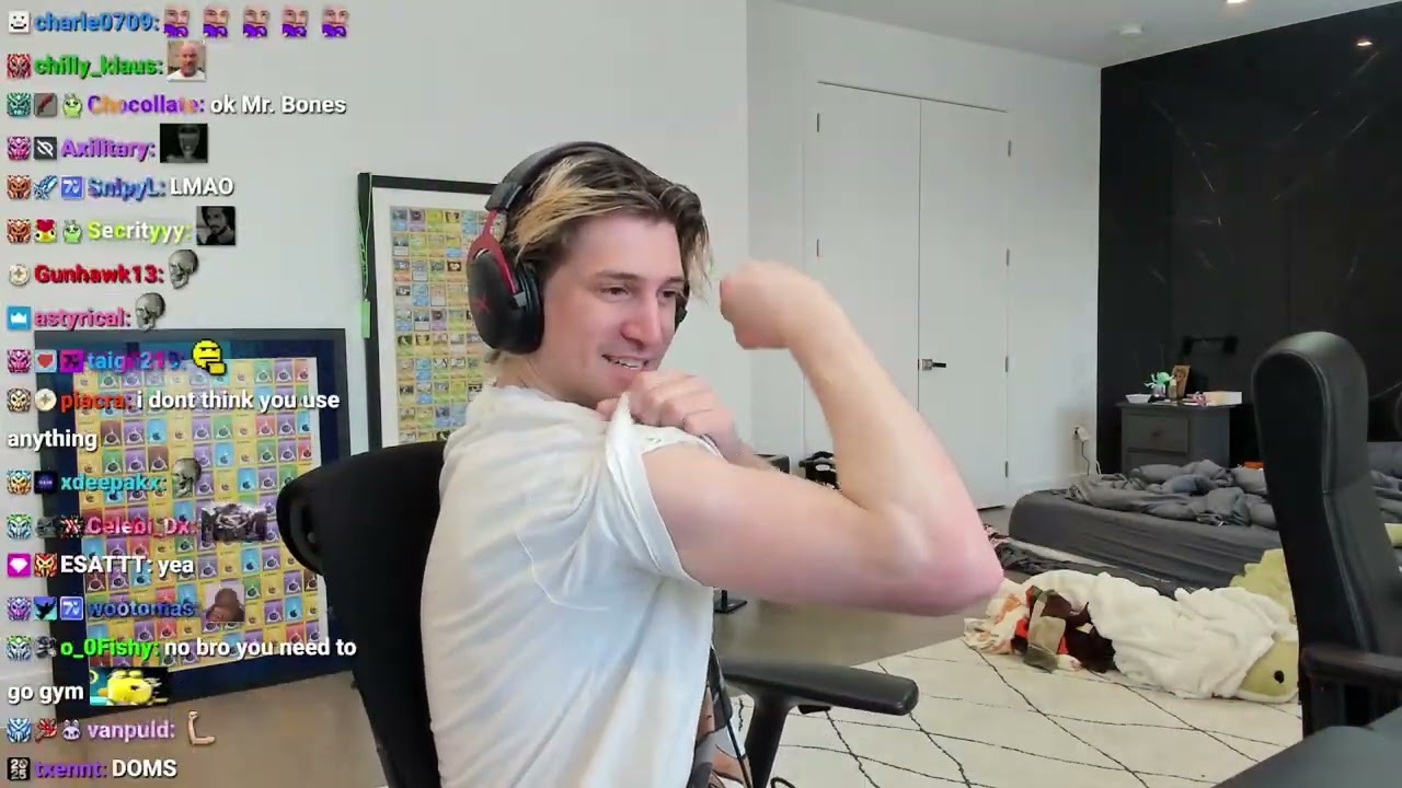 xQc демонстрирует свой прогресс в наращивании мышечной массы.