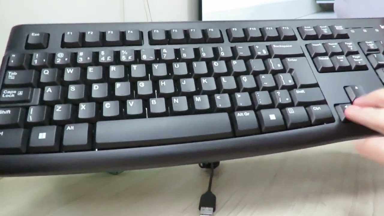 Teclado com fio USB Logitech K120, Resistente &agrave; Respingos, Barra de Espa&ccedil;o Curva, Layout ABNT2
