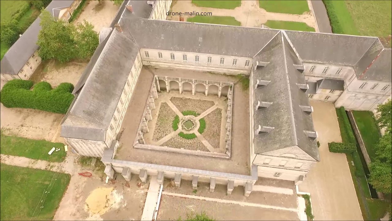 Vue aérienne de l'Abbaye du Bec-Hellouin par drone