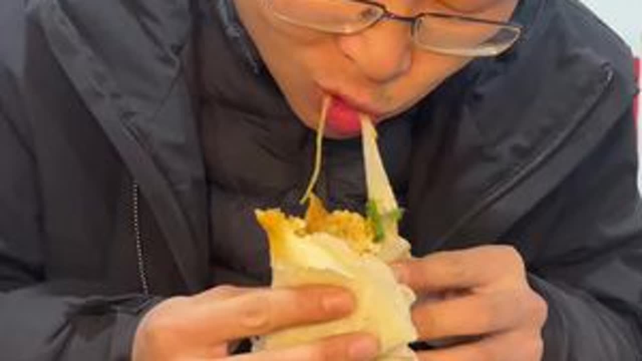 第一次尝试做卷馍味道嘎嘎好 就是皮儿不成功 有没有做皮儿的内行人士拜托指点一二#阜阳卷馍#春卷皮