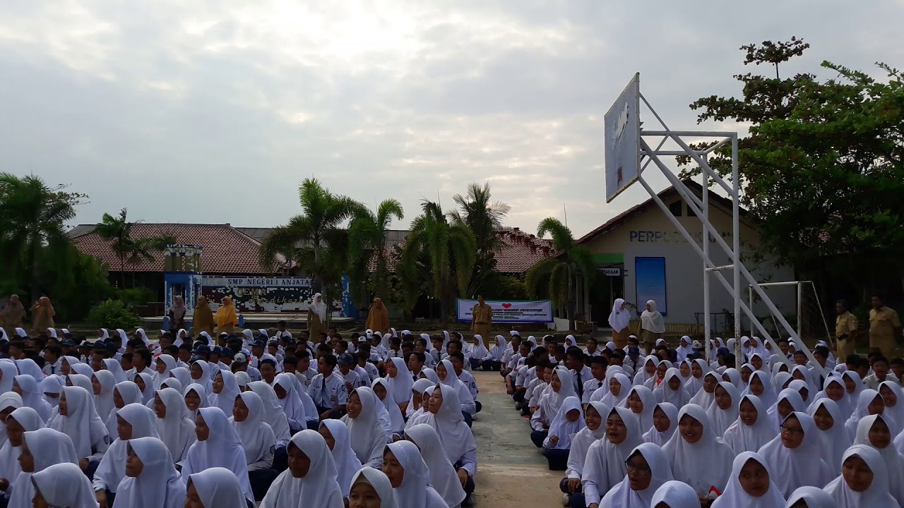 SMP Negeri 1 Anjatan bergembira sambut tim akreditasi