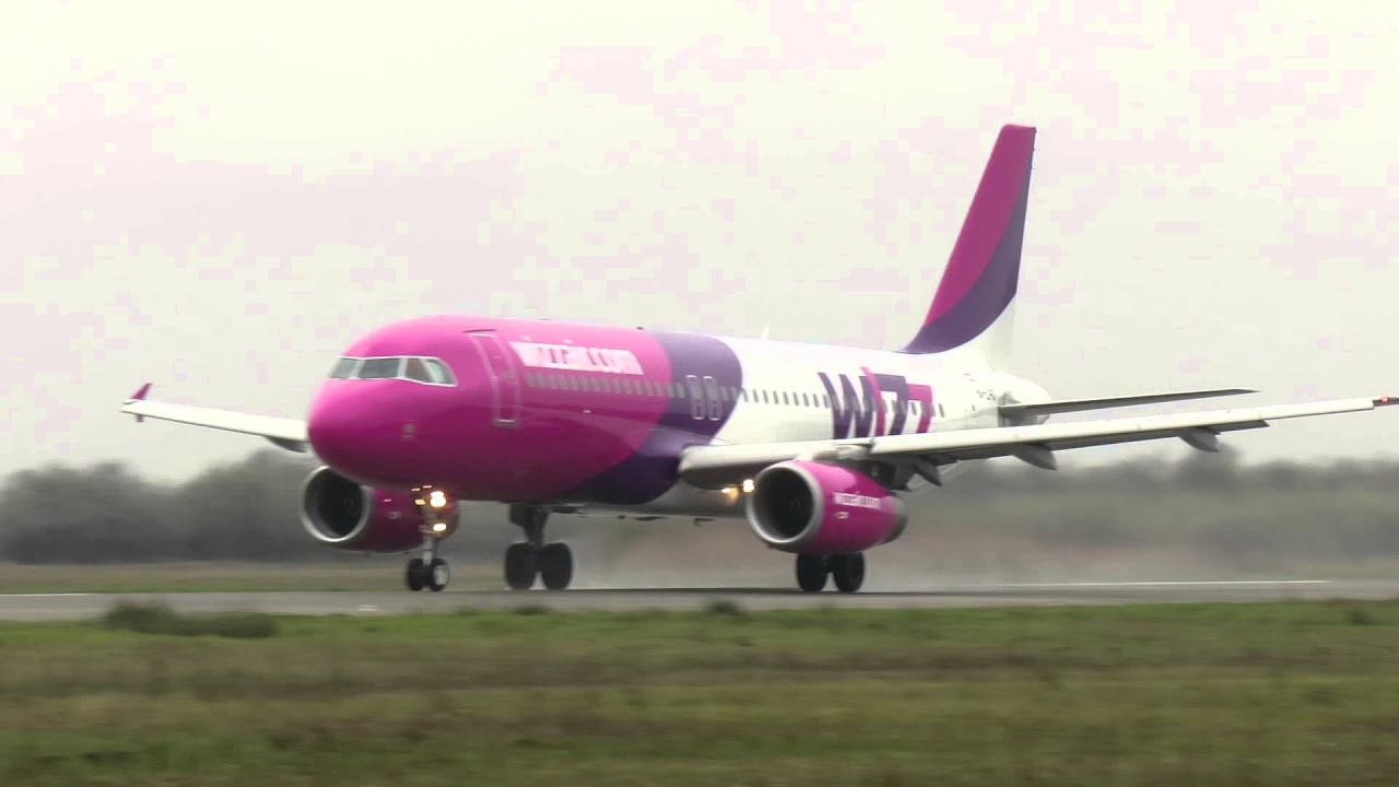 Wizz Air Airbus A320-232 take-off from Debrecen, close view
