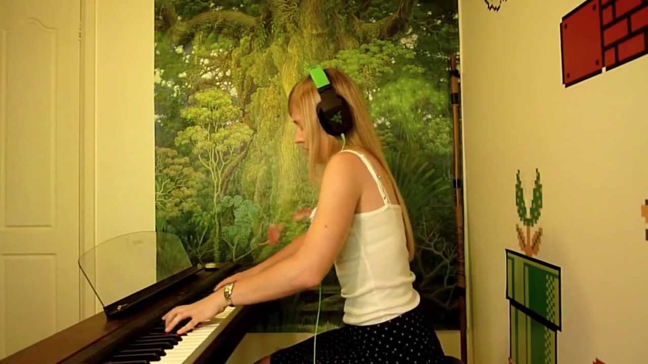 Lara plays 'O Holy Night' piano solo
