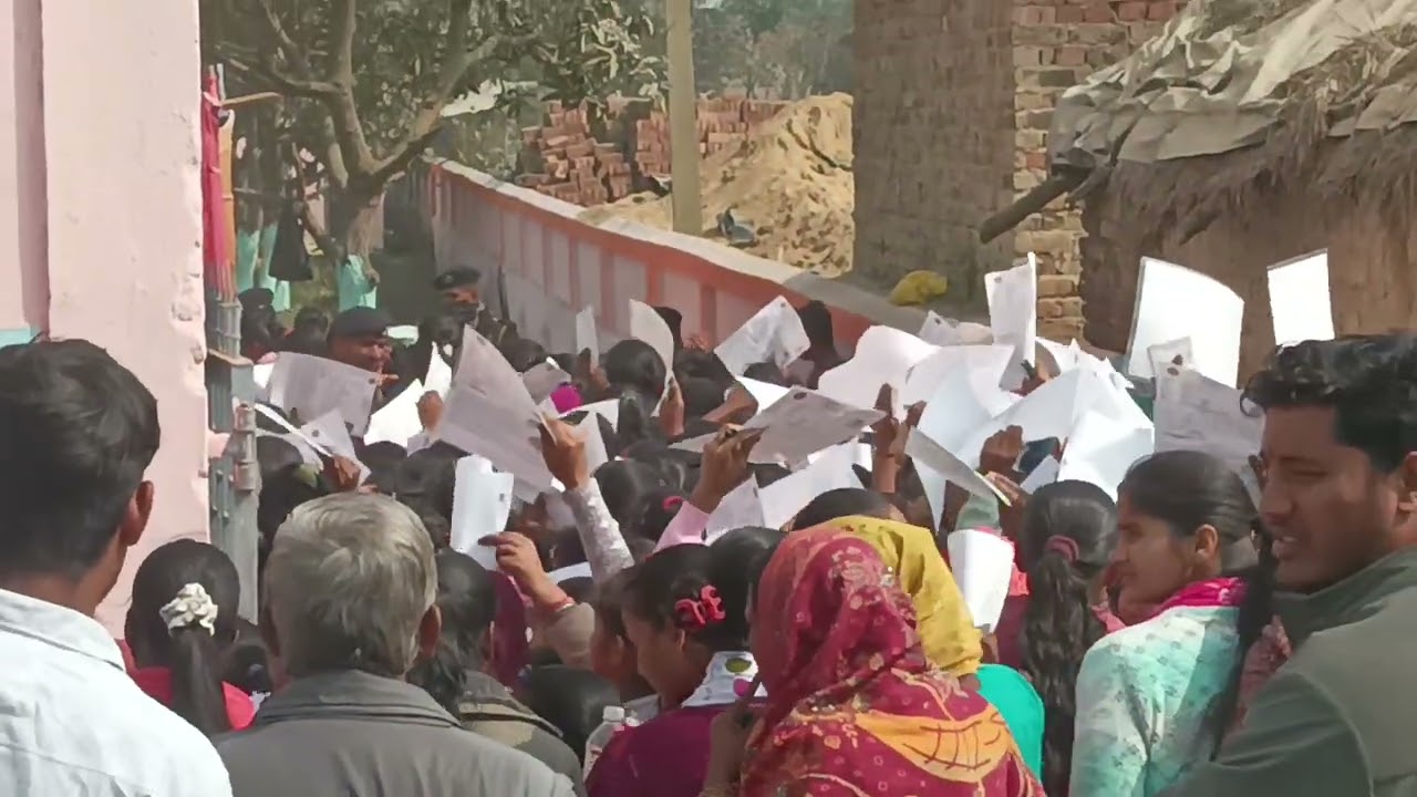 राजकीय क्रिकेट मध्य विद्यालय गुड़गांव मधुबनी में बच्चों प्रवेश करते हुए सेकंड सिटिंग पाली में
