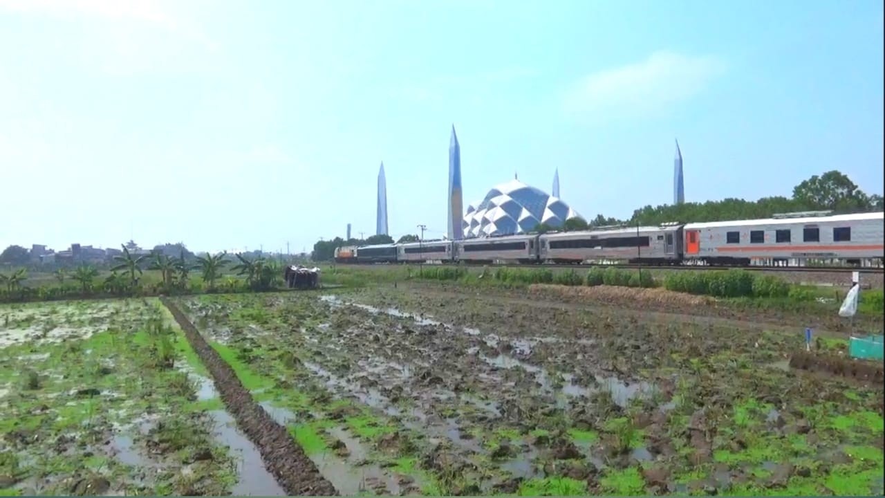 Momen Cantik ‼️ Kereta Api Melintas Di Samping Masjid Aljabbar Bandung