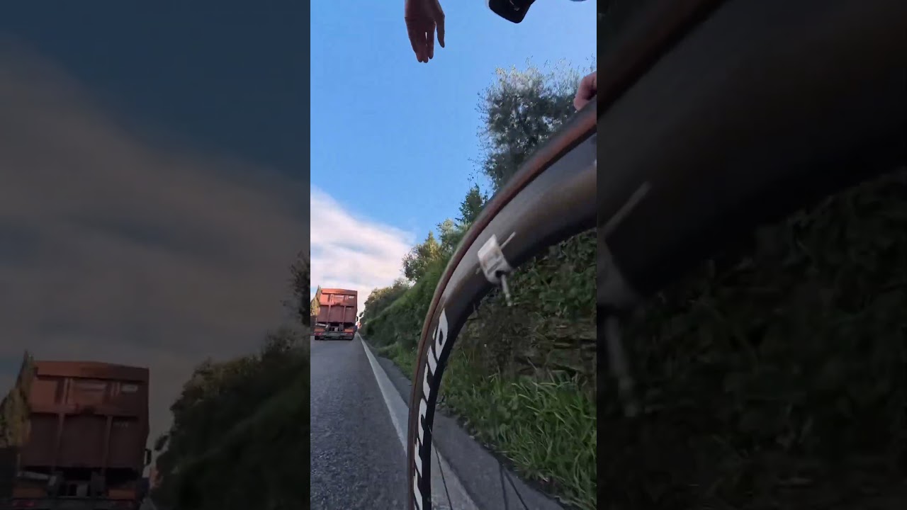 Un camion mi sfiora,poteva finire veramente male!!! Ero solo e sulla linea bianca!  