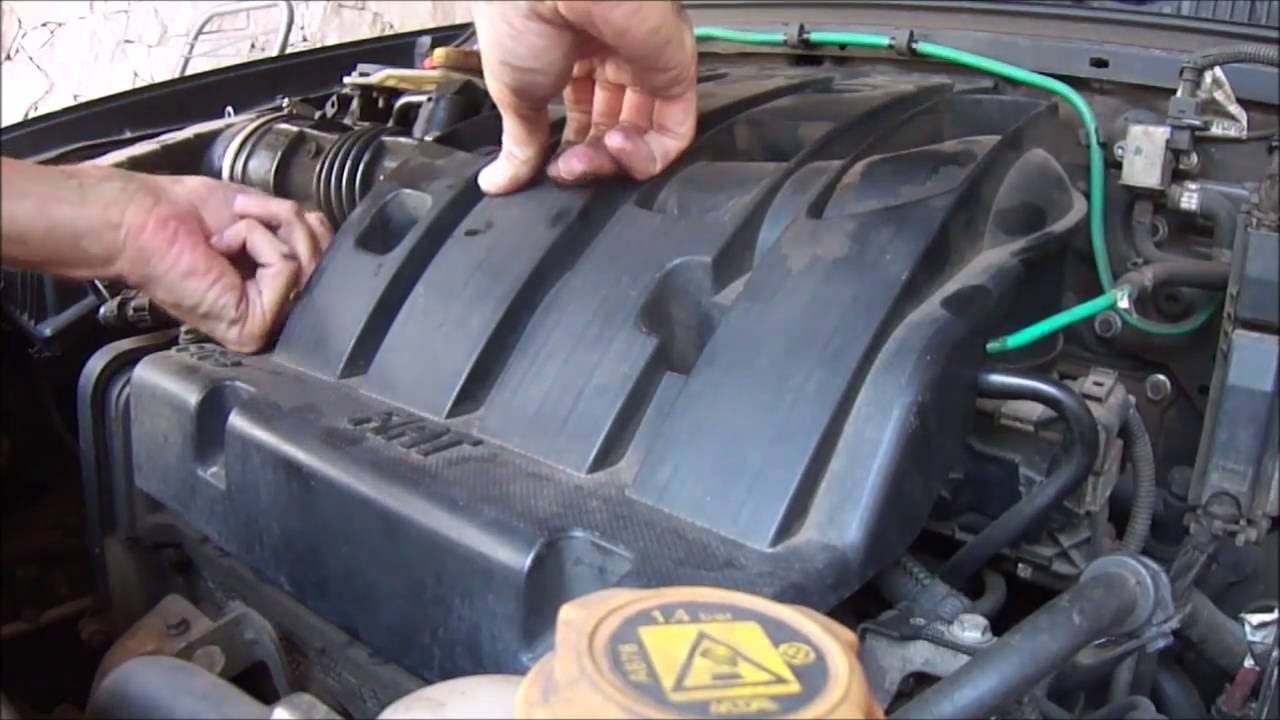 Retirada da tampa plástica do motor FIAT FIRE para limpar o corpo da borboleta