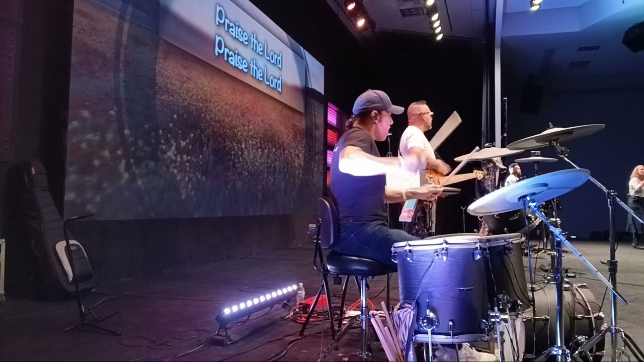 Cuando la alabanza comienza con puros tambores! 🥁😇🎸🎹