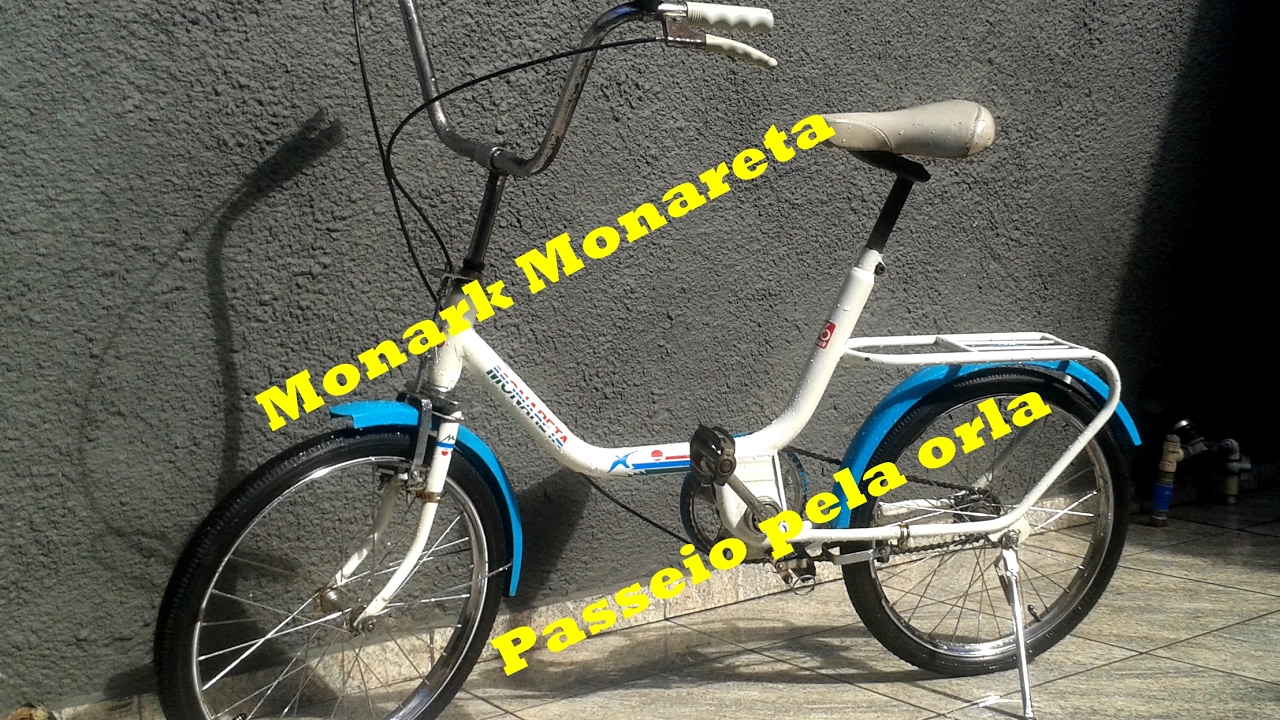 Rolé de Monark Monareta pela orla da praia.