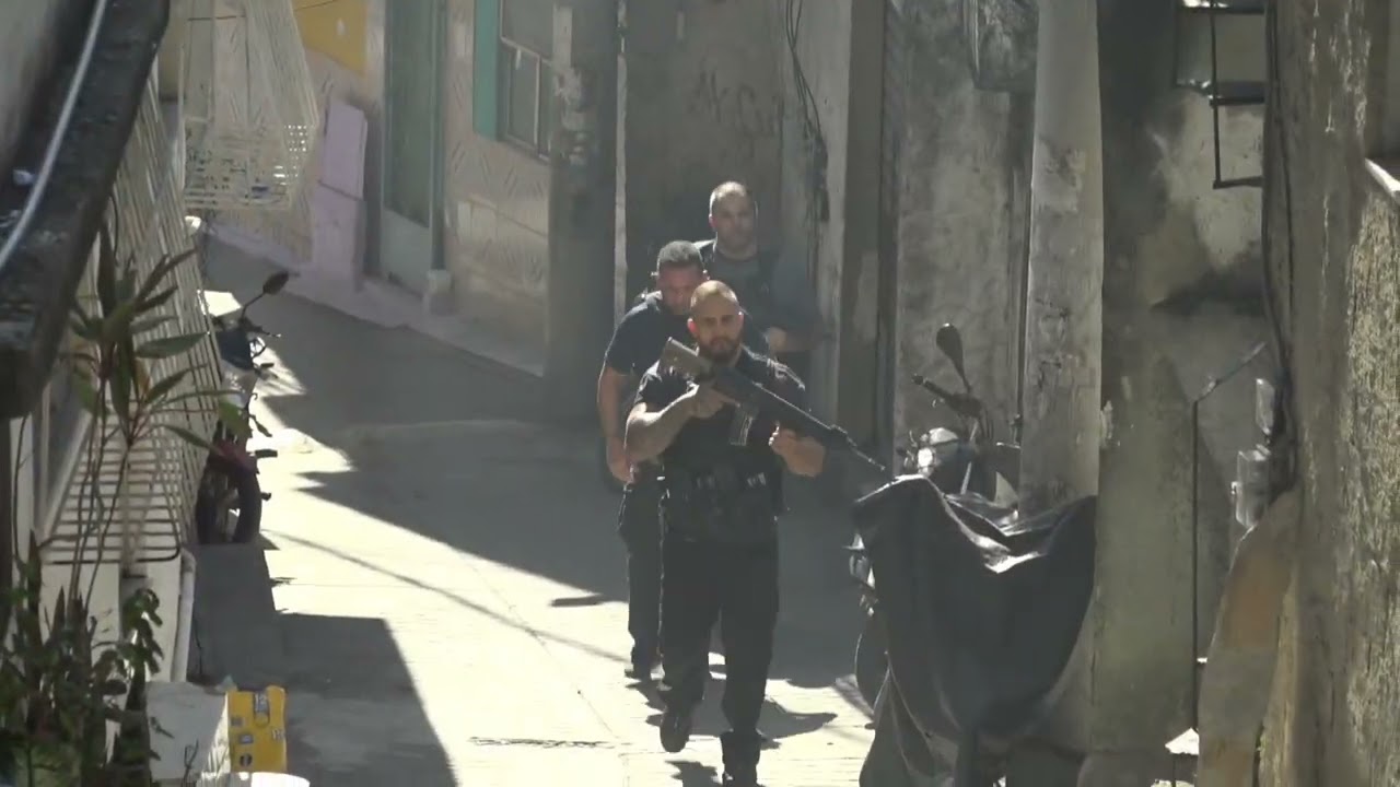 Operação da DAS Delegacia Anti-sequestro no Morro do Turano.