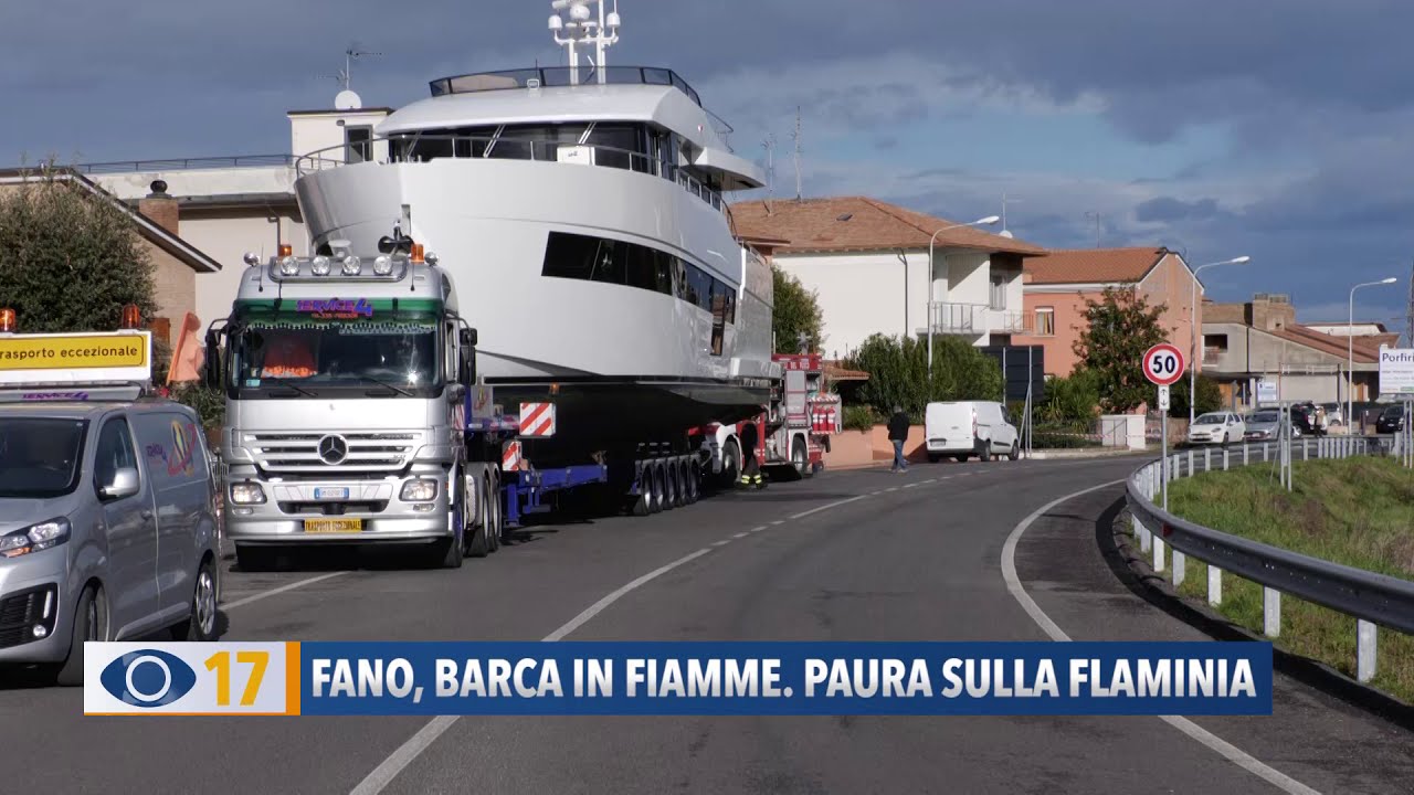 Fano, barca in fiamme: paura sulla Flaminia