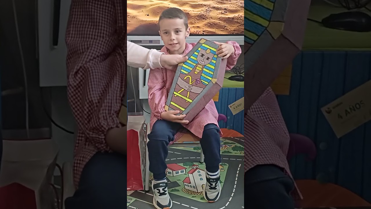 Yerai nos explica las momias y sarcófagos.