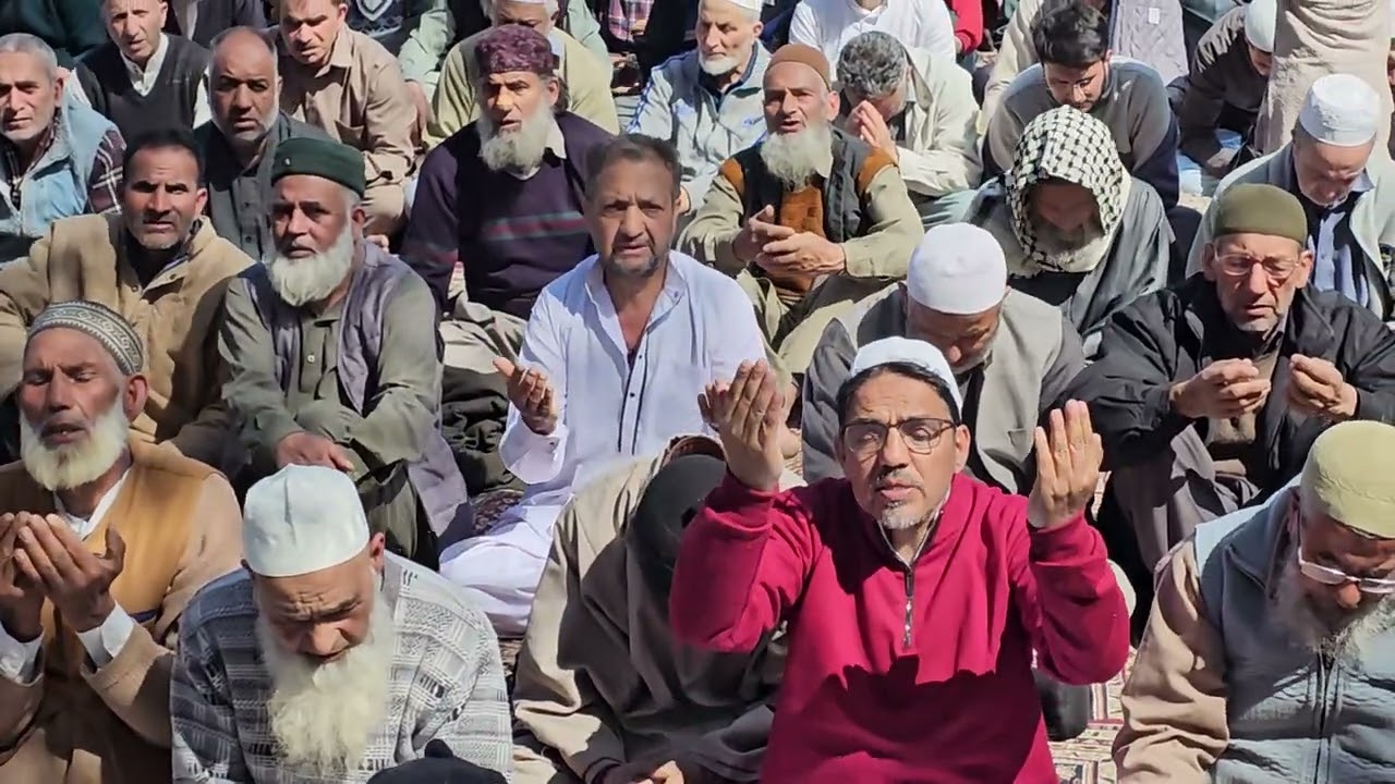 Lakhs of people offered Jumma tul wida prayers at Dargah Hazratbal