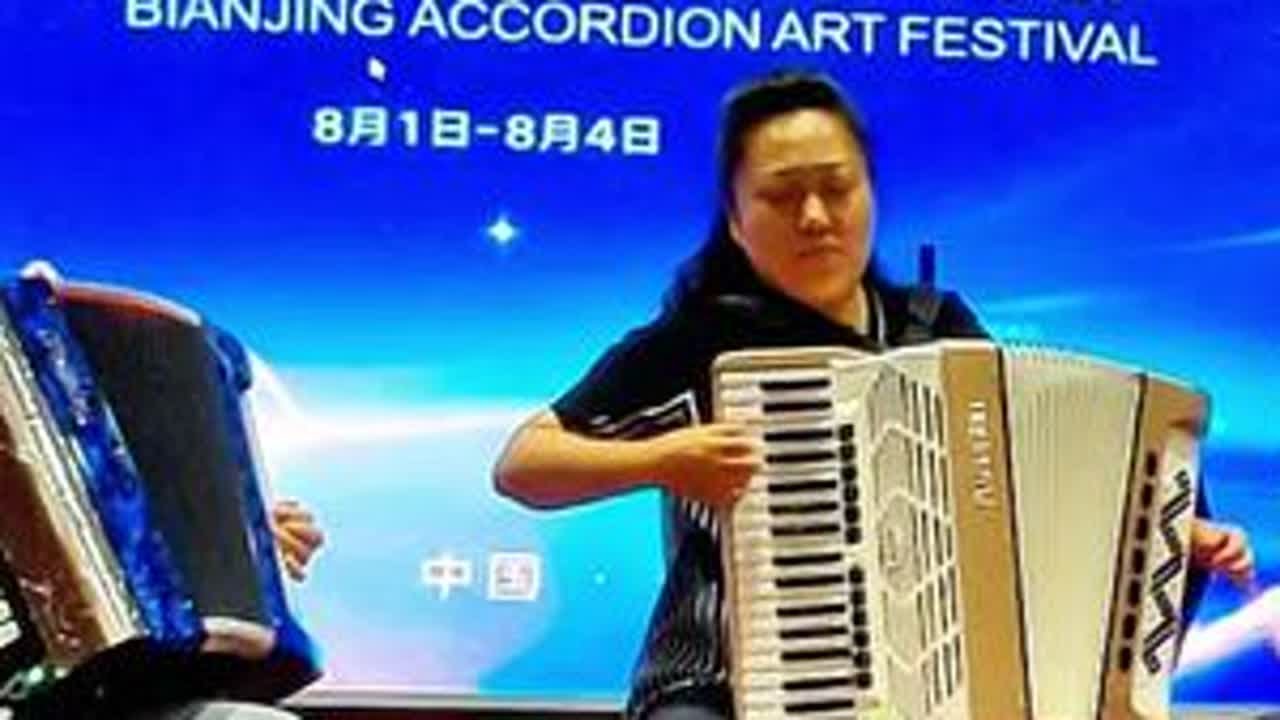 🎶 手风琴的旋律悠扬，奏响了艺术的华章。每一音符都饱含热情，诉说着音乐的故事。✨ #金杯汴京琴韵 #手风琴艺术周