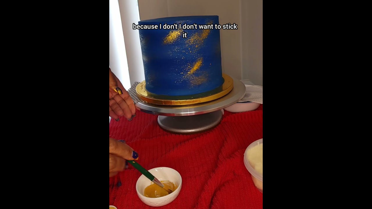 Gold Splatter Cake decorating technique #cakedecorating #cakedesign #ediblegold