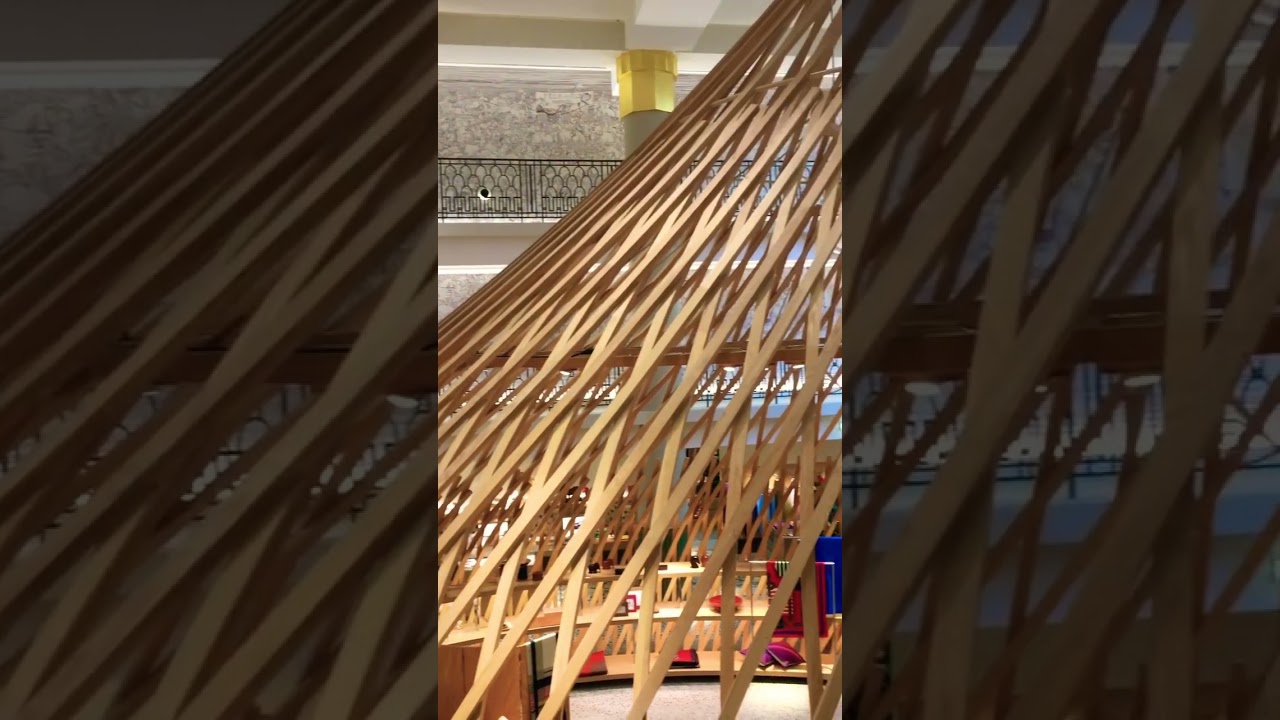 Один из самых красивых бутиков Herm&egrave;s в Париже на rue de S&egrave;vres