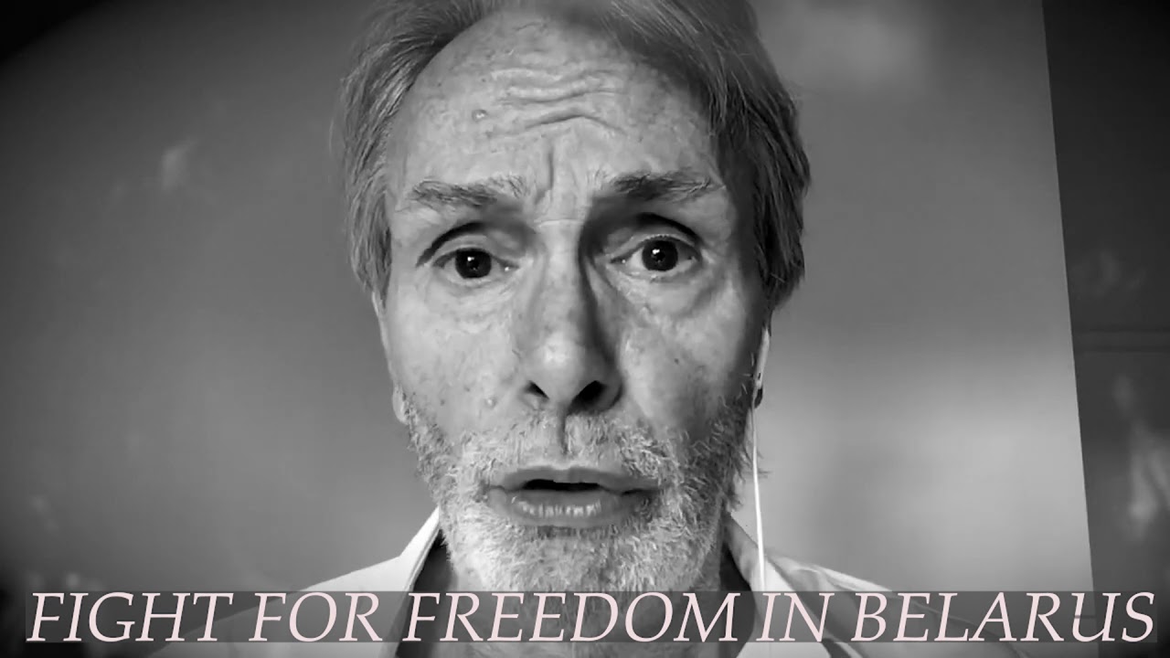 Jeff Leyton is singing with students from Belarus a song from Les Mis&eacute;rables