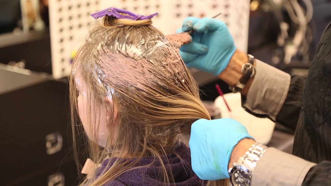 Tips on Highlighting Hair With a Cap With Two Colors : Hair & Beauty Tips