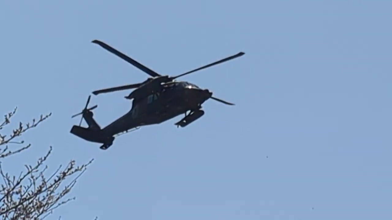 陸上自衛隊UH60ブラックホークヘリコプターからの支援射撃。