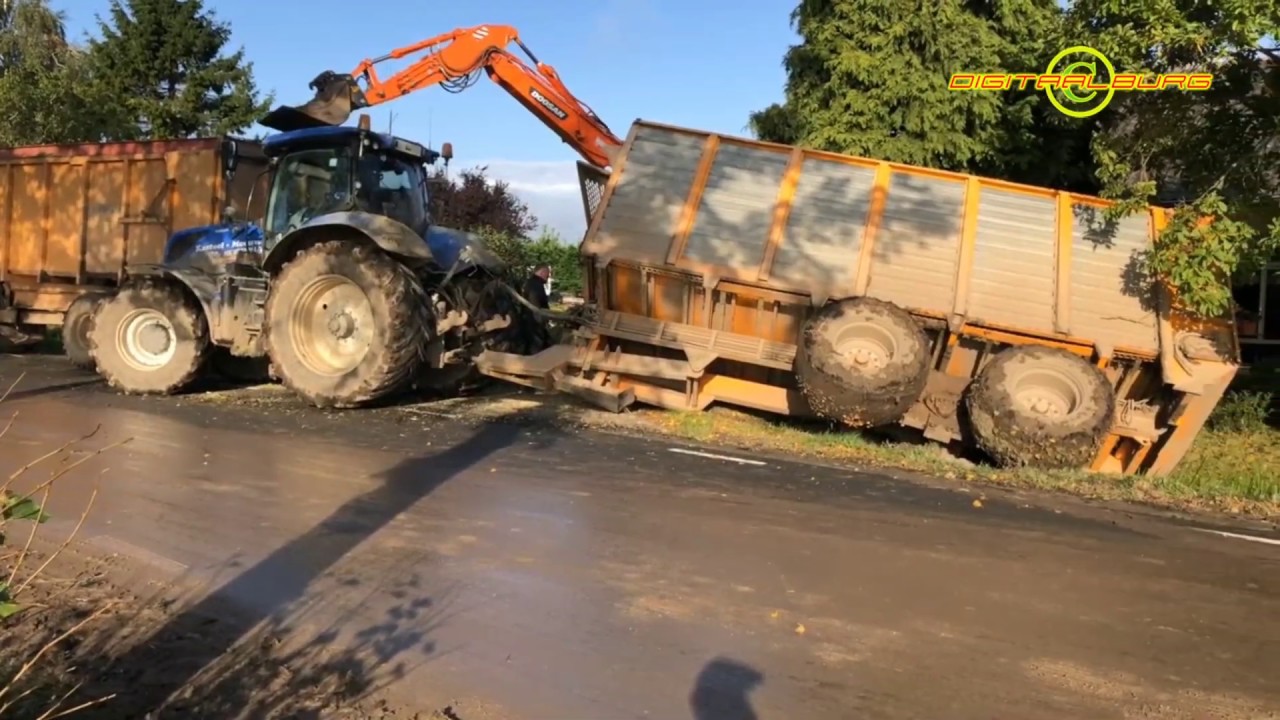 Tractor met mais de sloot ingegleden