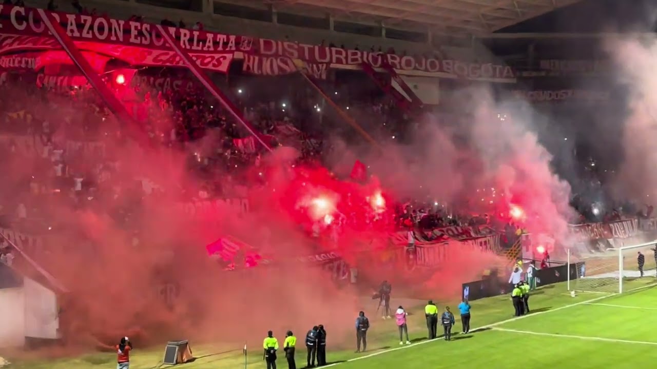Así iniciaba la fiesta en las tribunas del 🏟️ La Independencia de Tunja con la hinchada Americana😍👹