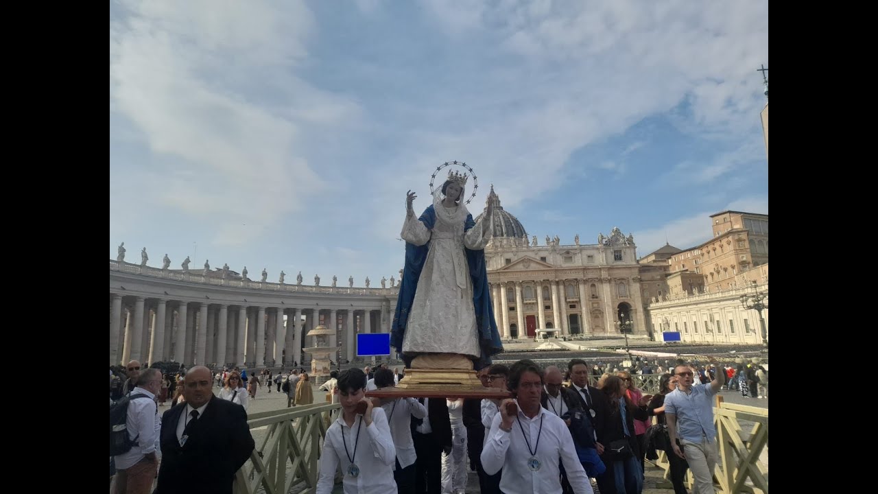 Roma Piazza San Pietro 15/10/2025,  Papa Leone XIV benedice la corona della statua di Maria Assunta