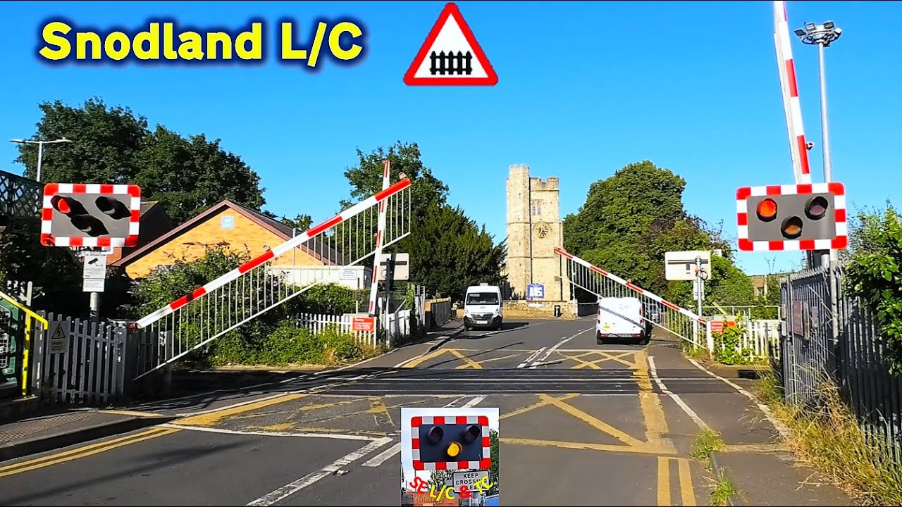 Evening Peak action at Snodland Level Crossing, Kent