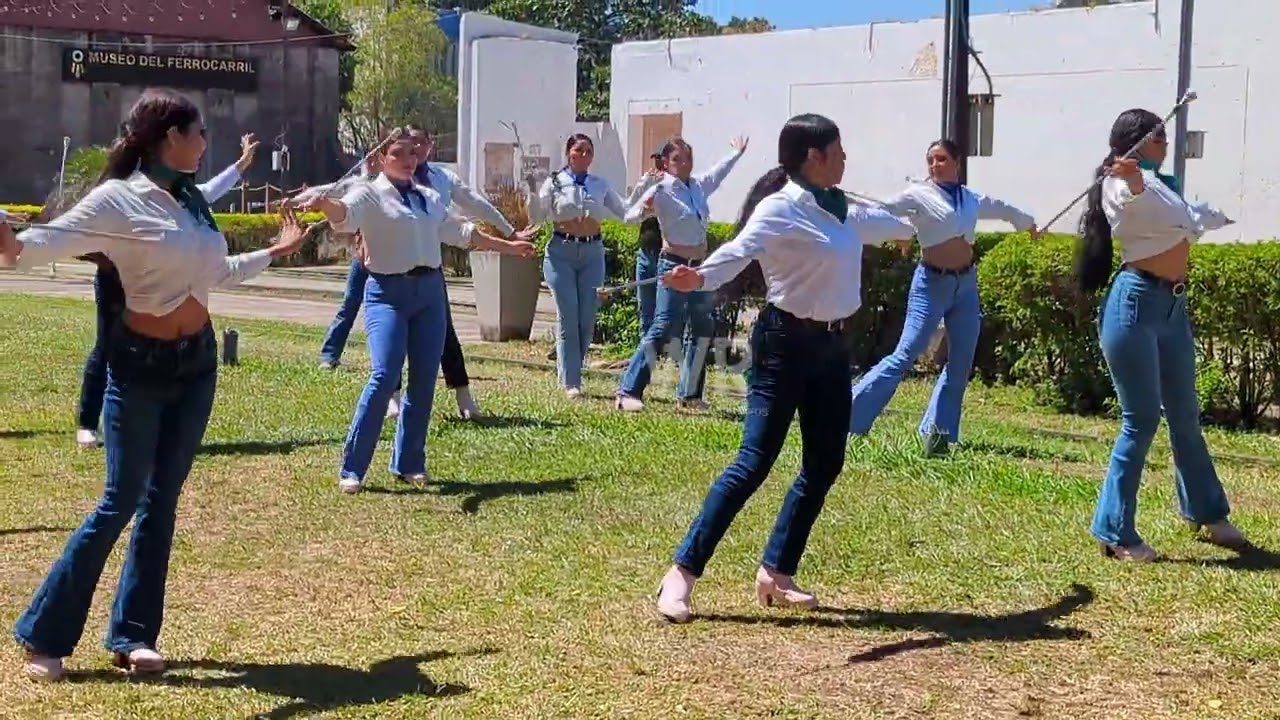 Cachiporras de la Banda municipal de Sonsonate Centro 