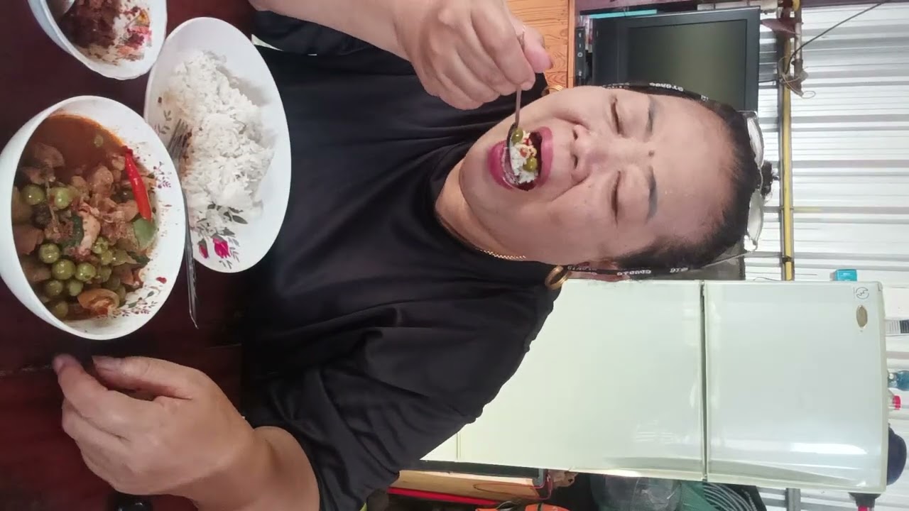กินข้าวจ้าแกงไก่ใส่มะเขือพวงจ้า