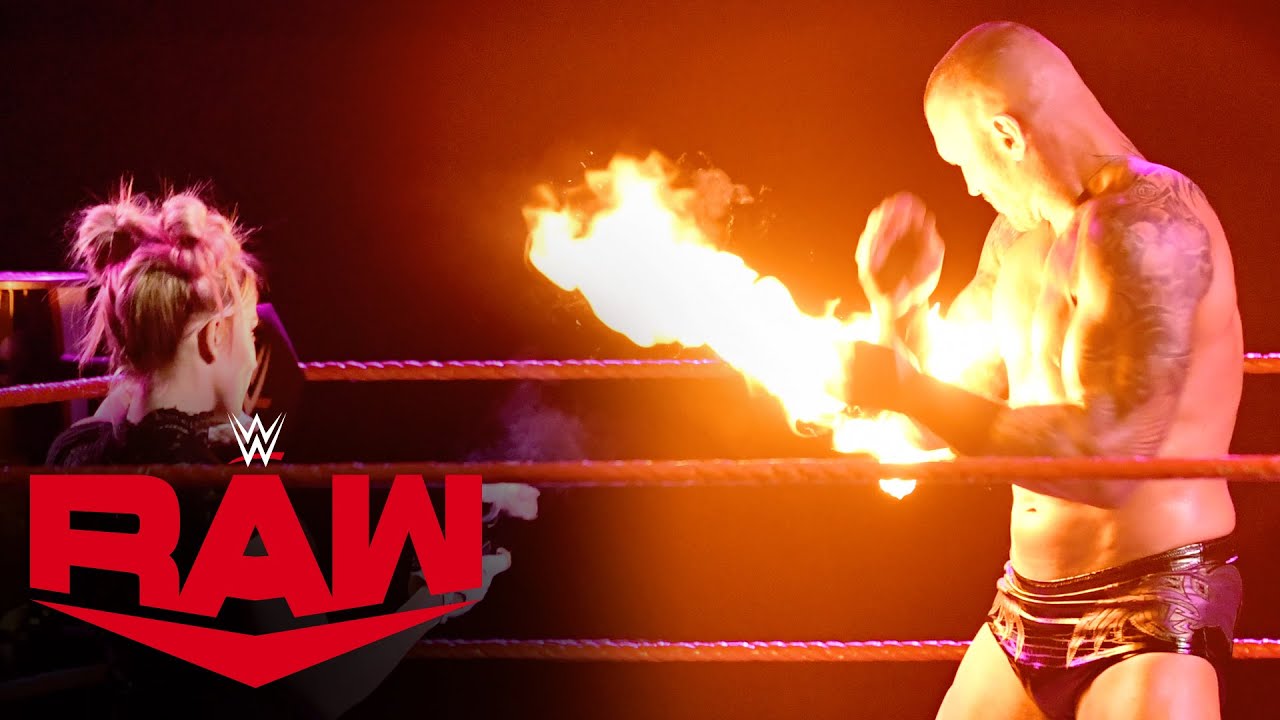 Алекса Блисс поражает Рэнди Ортона огненным шаром: Raw, 11 января 2021 г.