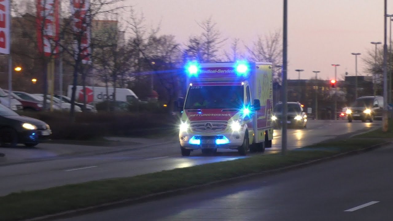 [HD] Rettungswagen in Einsatzfahrt in der Stadt Neubrandenburg