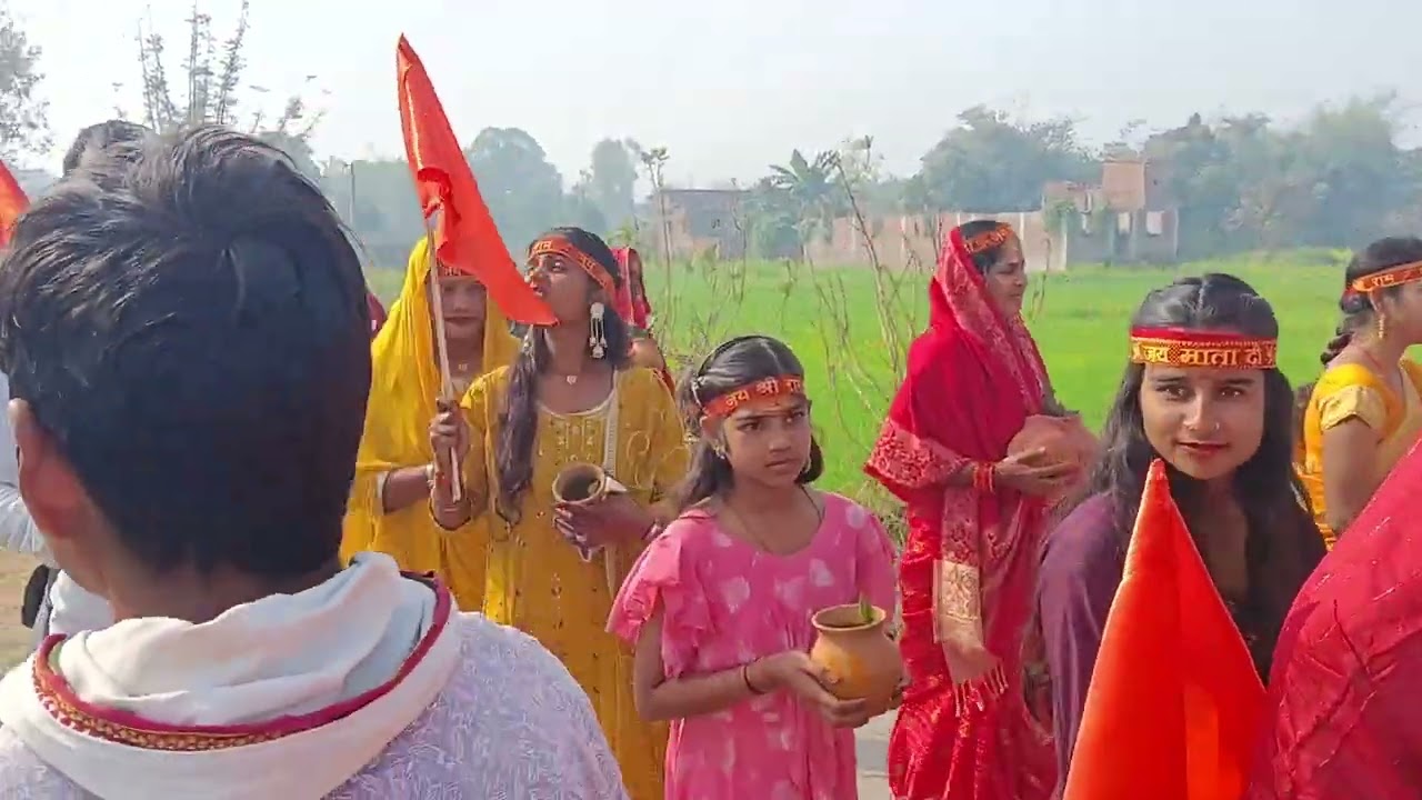 भागवत कथा में विशाल कलश यात्रा बिहार जिला छपरा में राष्ट्रीय संत  डॉ दुर्गेश आचार्य जी के साथ