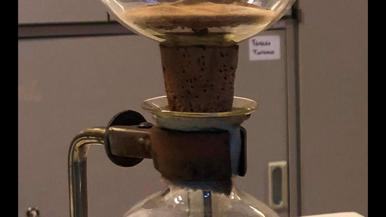 Földrajzi analízis és szintézis egy fekete kávé mellett