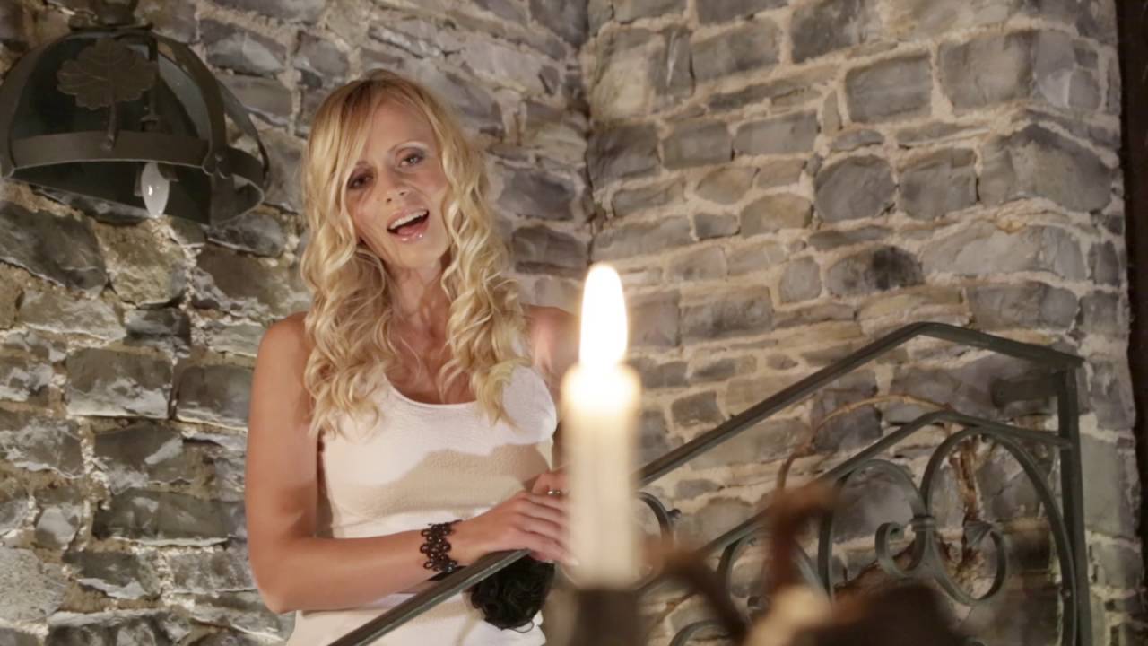 Ansambel AZALEA - Kam se pelje svet? (Official video)