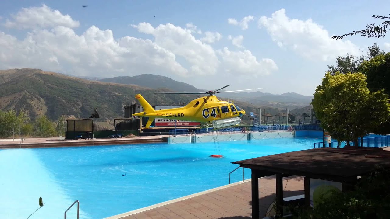 Helicoptero cargando agua en piscina