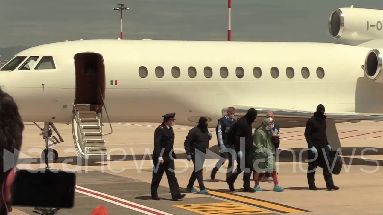 Silvia Romano arriva a Ciampino, sorridente e saluta giornalisti