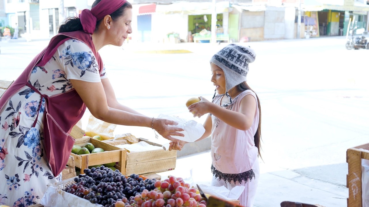 Ayudó a una niña en la calle, sin saber que el destino la recompensaría #reflexiones
