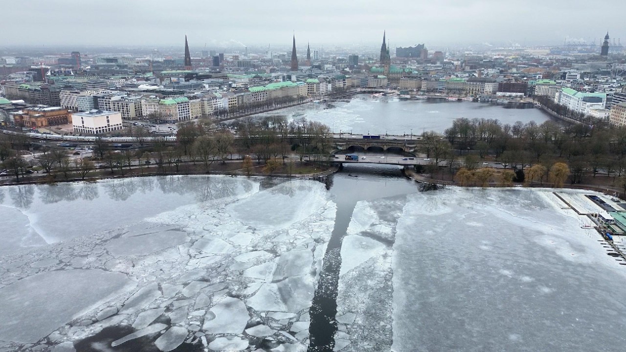 Hamburg’s Außenalster Frozen Over | Epic Drone Flight (20-Feb-26)
