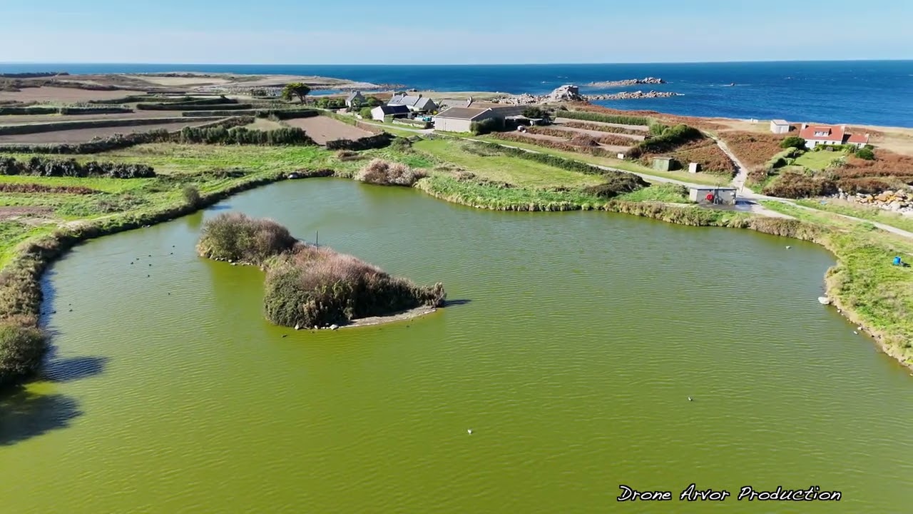 Ile de Batz vue du ciel 🌊. Tour de l'ile en drone - 2 jours de découvertes incontournables.
