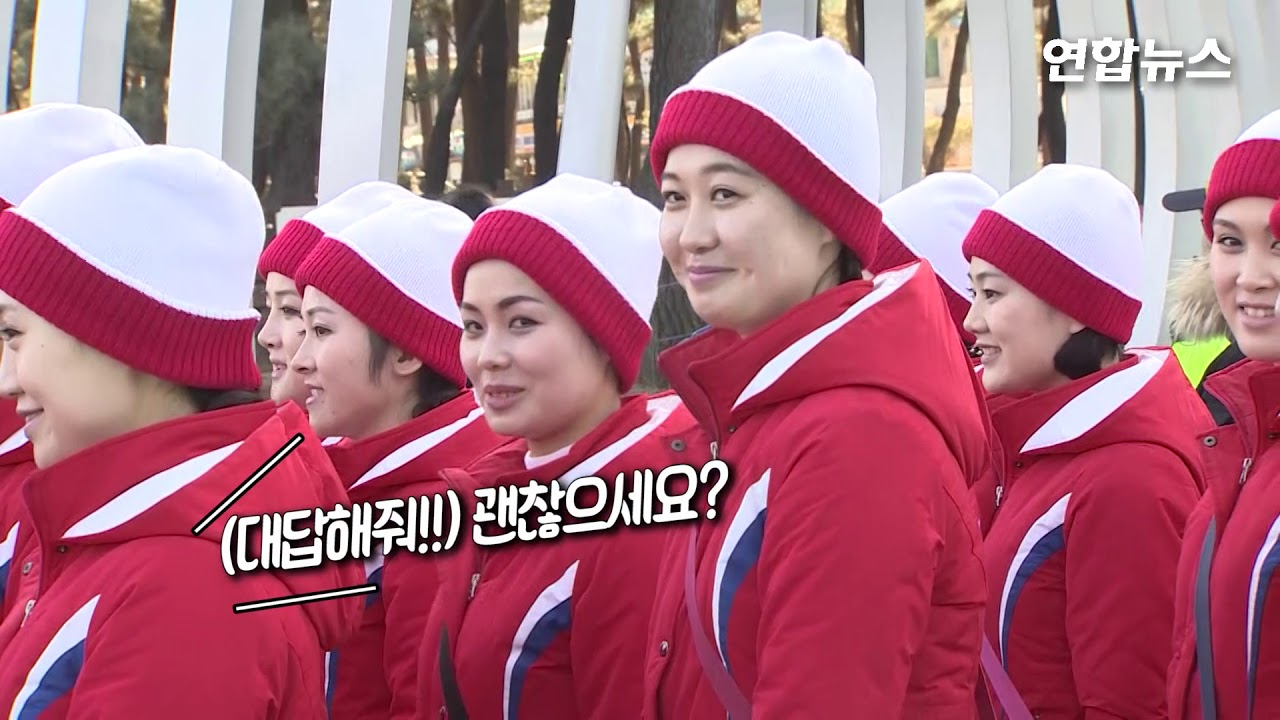 北응원단, 경포대 나들이…취재진 질문에 미소뿐
