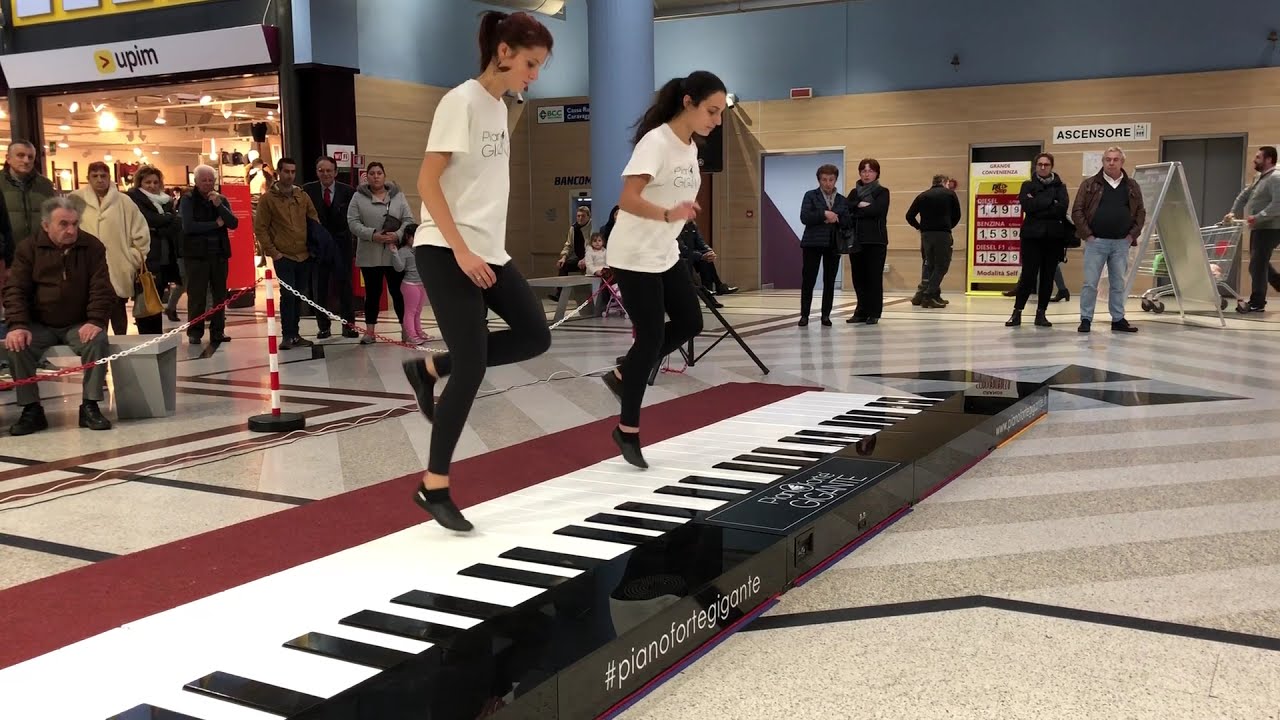 يا انا يا انا وياك فيروز |  Italian Big Piano Show Prestige Eventi | Pianoforte Gigante