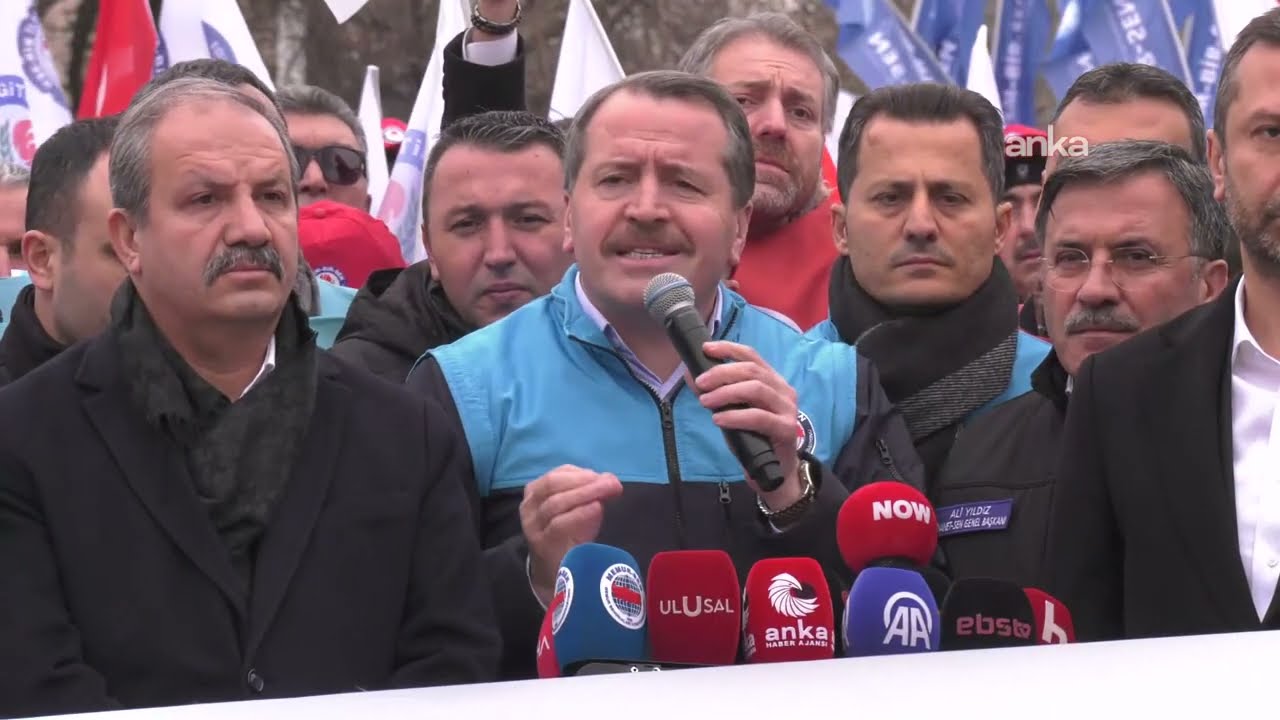 Memur-Sen &uuml;yeleri, Hazine ve Maliye Bakanlığı &ouml;n&uuml;nde a&ccedil;ıklama yaptı